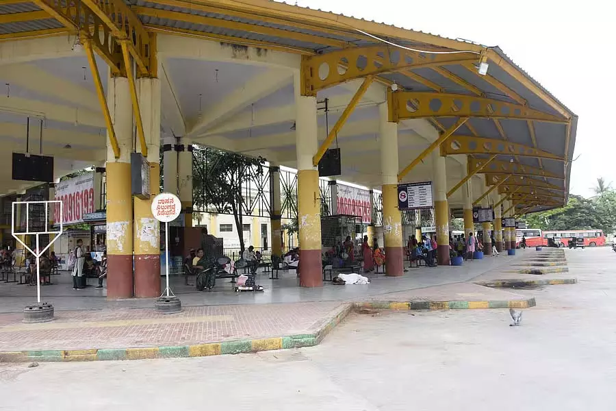 परिवहन कर्मचारियों की हड़ताल: यात्री फंसे परिवहन कर्मचारियों की हड़ताल: यात्री फंसे