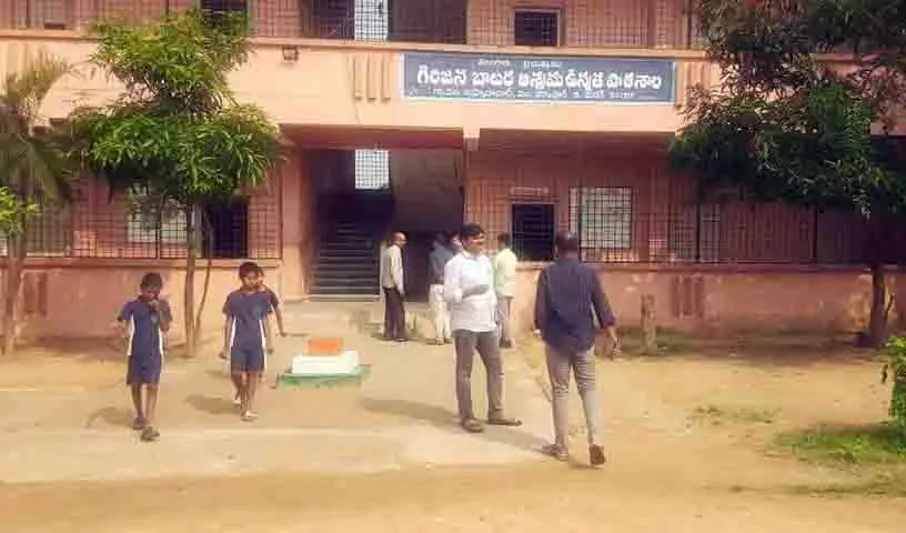 मोहम्मदाबाद में ST आवासीय छात्रावास पर ACB का छापा, कल्याण अधिकारी हिरासत में मोहम्मदाबाद में ST आवासीय छात्रावास पर ACB का छापा, कल्याण अधिकारी हिरासत में