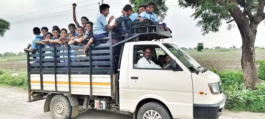 जेवर्गी: SDMC अध्यक्ष बच्चों को स्कूल छोड़ते हुए जेवर्गी: SDMC अध्यक्ष बच्चों को स्कूल छोड़ते हुए
