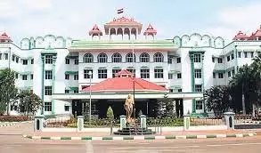 अन्नाद्रमुक ने ध्वजस्तंभ हटाने पर रोक लगाने की मांग को लेकर याचिका दायर की अन्नाद्रमुक ने ध्वजस्तंभ हटाने पर रोक लगाने की मांग को लेकर याचिका दायर की