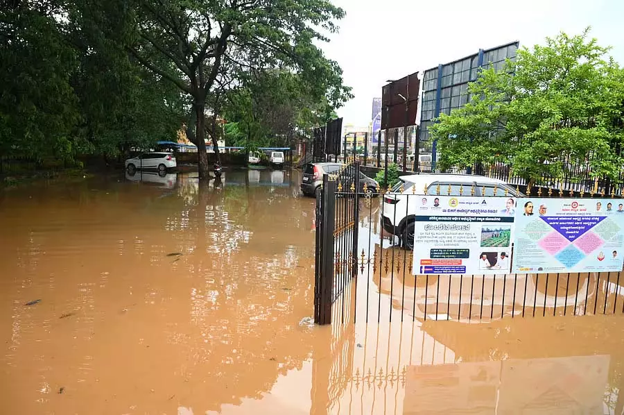 Bidar : भारी बारिश के कारण सड़कें जलमग्न Bidar : भारी बारिश के कारण सड़कें जलमग्न