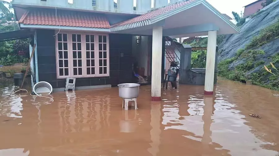 Karnataka : भारी बारिश, घरों में घुसा पानी Karnataka : भारी बारिश, घरों में घुसा पानी