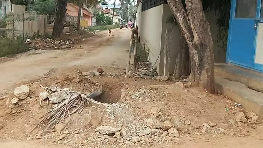 Karnataka : हिरियूर आदिवाला गांव में अधूरा जलजीवन मिशन का काम Karnataka : हिरियूर आदिवाला गांव में अधूरा जलजीवन मिशन का काम