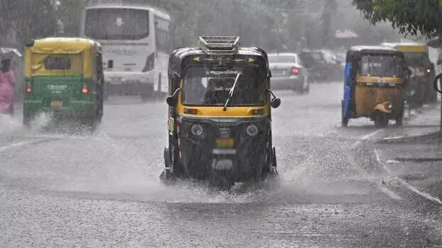 Kerala: आज भारी बारिश की संभावना; दो जिलों में रेड अलर्ट, अलर्ट जारी Kerala: आज भारी बारिश की संभावना; दो जिलों में रेड अलर्ट, अलर्ट जारी