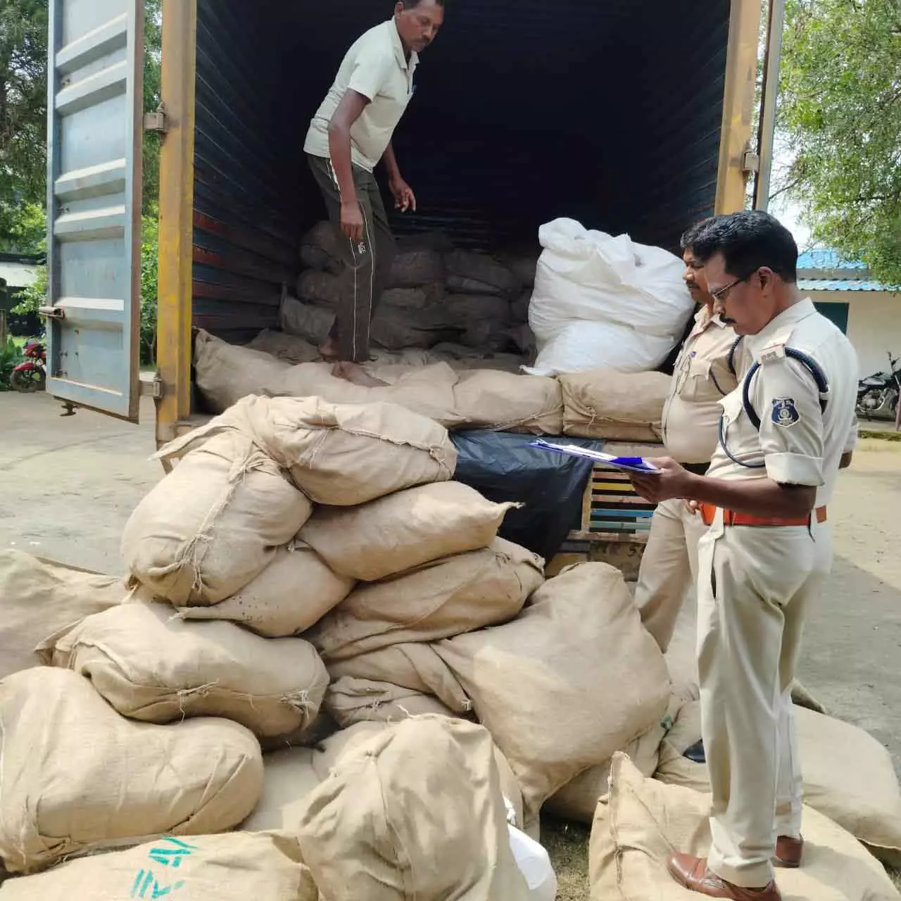 30 लाख का अवैध तंबाखू गुटखा जब्त, ट्रक की तलाशी में मिले 30 लाख का अवैध तंबाखू गुटखा जब्त, ट्रक की तलाशी में मिले