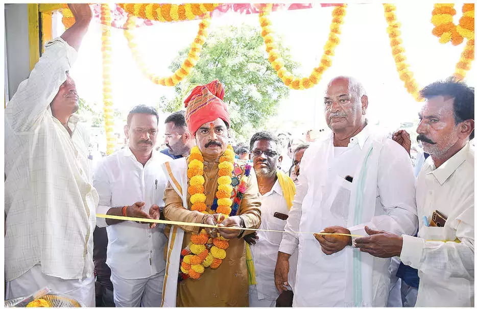 Andhra: विधायक अमिलिनेनी सुरेंद्र बाबू ने बंजारों के साथ मनाया जन्मदिन Andhra: विधायक अमिलिनेनी सुरेंद्र बाबू ने बंजारों के साथ मनाया जन्मदिन