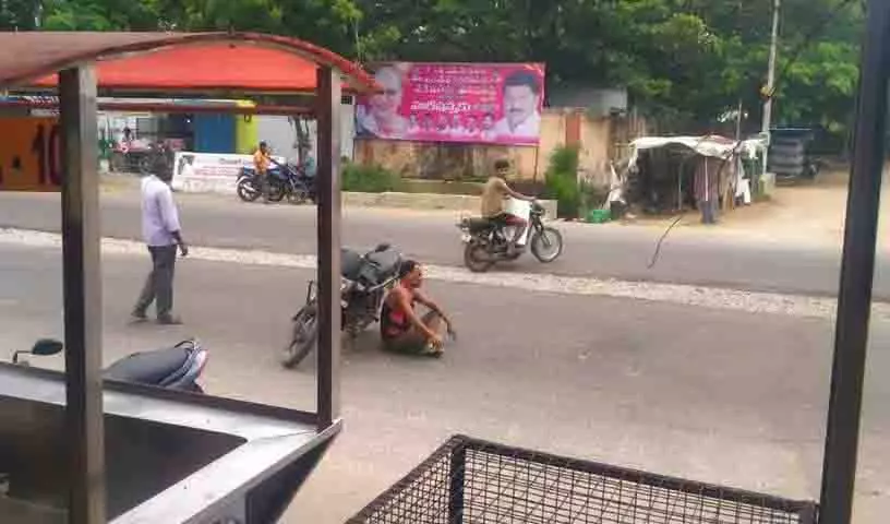 Siddipet में इंदिरम्मा का घर नहीं मिलने पर एक व्यक्ति ने आत्मदाह की धमकी दी Siddipet में इंदिरम्मा का घर नहीं मिलने पर एक व्यक्ति ने आत्मदाह की धमकी दी