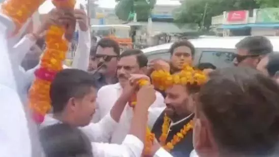 पूर्व मंत्री को सरेआम थप्पड़, फतेहपुर में करणी सेना का हंगामा पूर्व मंत्री को सरेआम थप्पड़, फतेहपुर में करणी सेना का हंगामा