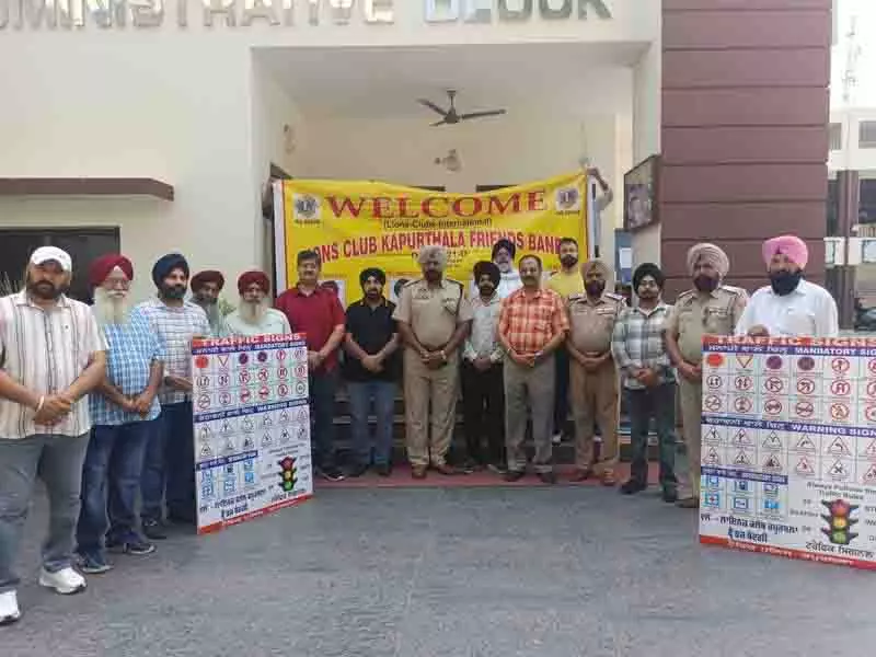 Police ने छात्रों को सड़क चिन्हों के बारे में जागरूक करने के लिए अभियान शुरू किया Police ने छात्रों को सड़क चिन्हों के बारे में जागरूक करने के लिए अभियान शुरू किया