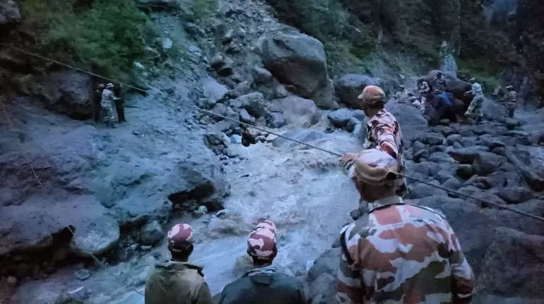 Kinnaur में बादल फटने से पुल बह जाने के बाद फंसे 413 तीर्थयात्रियों को बचाया गया Kinnaur में बादल फटने से पुल बह जाने के बाद फंसे 413 तीर्थयात्रियों को बचाया गया
