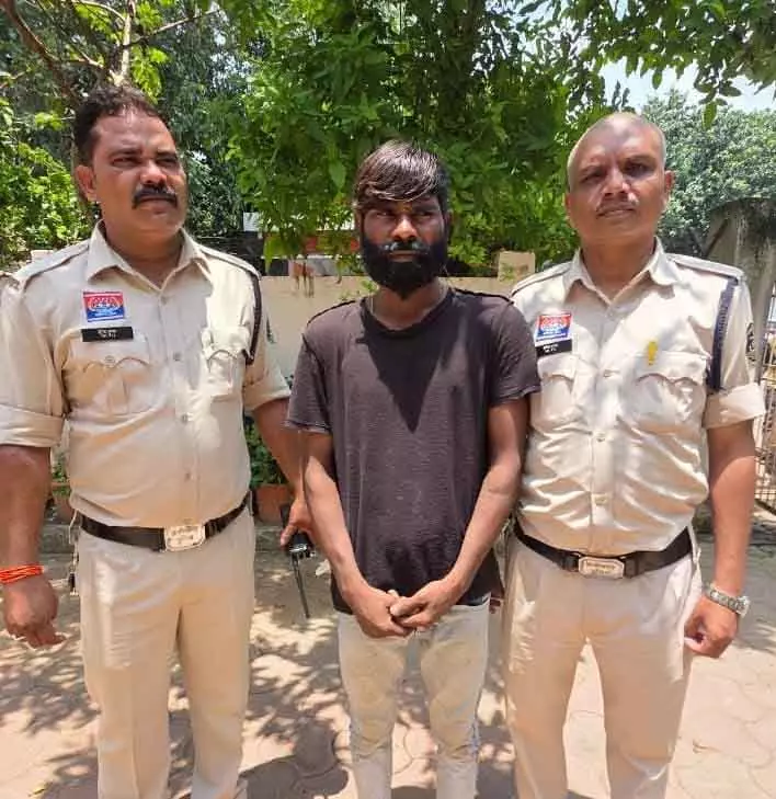 जिलाबदर बदमाश बस्तर रोड सब्जी मंडी में घूमते मिला, अरेस्ट जिलाबदर बदमाश बस्तर रोड सब्जी मंडी में घूमते मिला, अरेस्ट