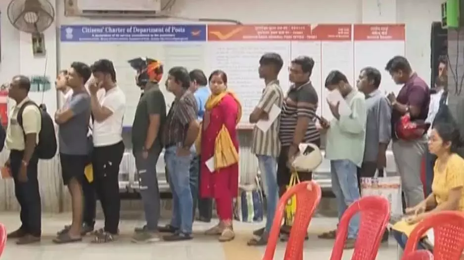 रक्षाबंधन की तैयारियों के बीच डाकघरों में लिंक फेल, लगी लंबी कतारें रक्षाबंधन की तैयारियों के बीच डाकघरों में लिंक फेल, लगी लंबी कतारें
