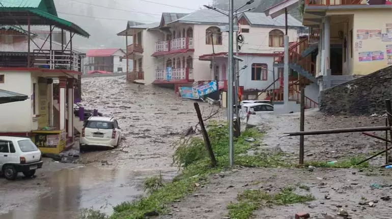 Dharali की महिला ने उत्तरकाशी बाढ़ आपदा से बचने का वर्णन किया Dharali की महिला ने उत्तरकाशी बाढ़ आपदा से बचने का वर्णन किया