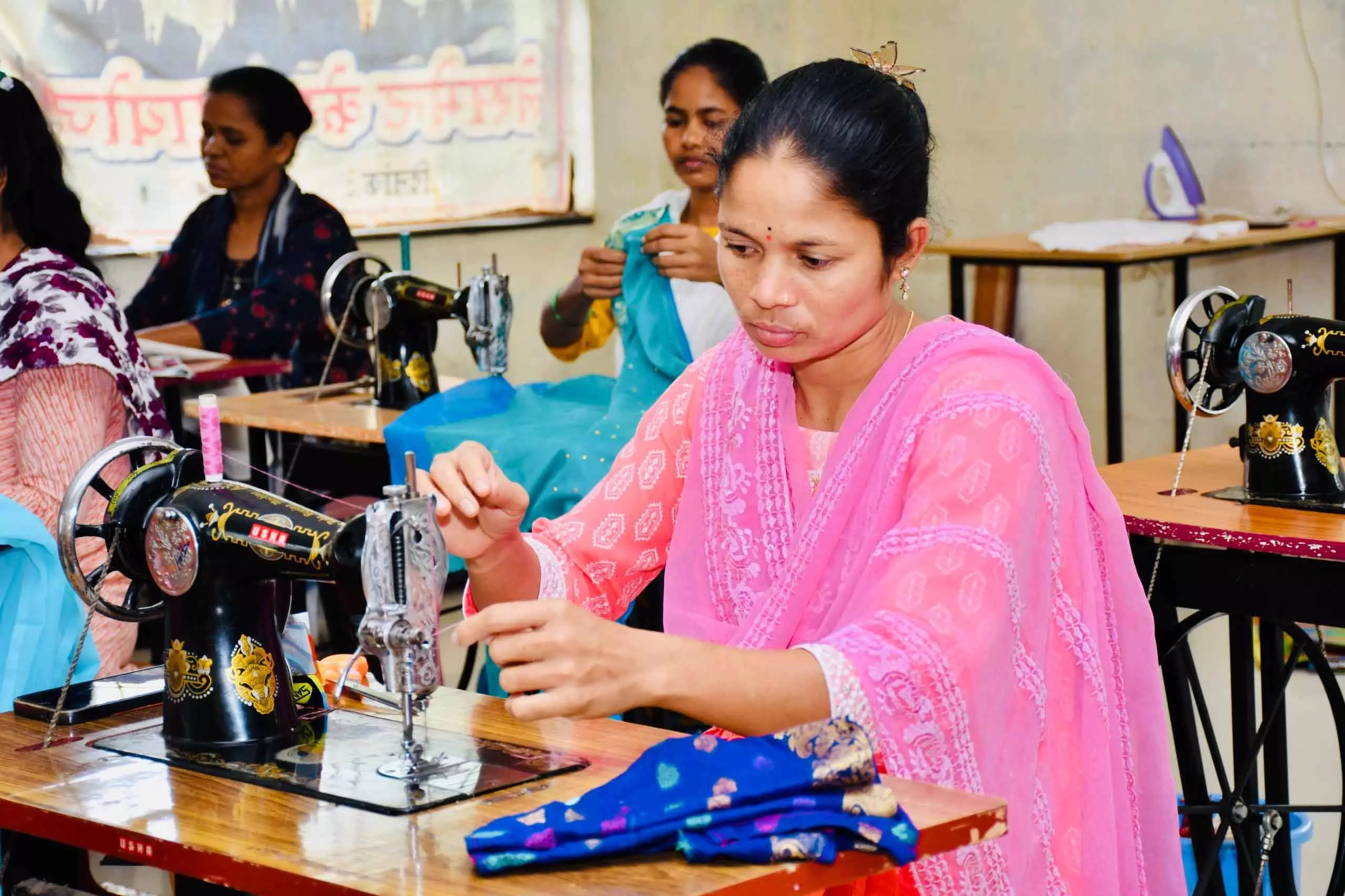 आत्मसमर्पित माओवादियों को मिल रहा नया जीवन, सिलाई प्रशिक्षण में लीन आत्मसमर्पित माओवादियों को मिल रहा नया जीवन, सिलाई प्रशिक्षण में लीन