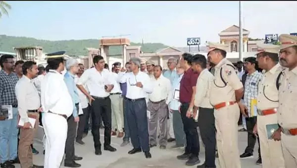 Kakinada : महाप्रबंधक ने तुनि रेलवे स्टेशन पर विकास कार्यों का निरीक्षण किया Kakinada : महाप्रबंधक ने तुनि रेलवे स्टेशन पर विकास कार्यों का निरीक्षण किया