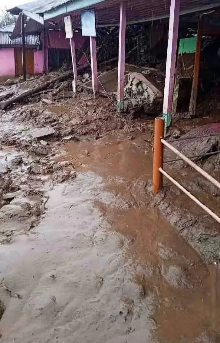 Raghupur घाटी में बालू स्कूल ध्वस्त, भूस्खलन से सड़कें कटीं Raghupur घाटी में बालू स्कूल ध्वस्त, भूस्खलन से सड़कें कटीं