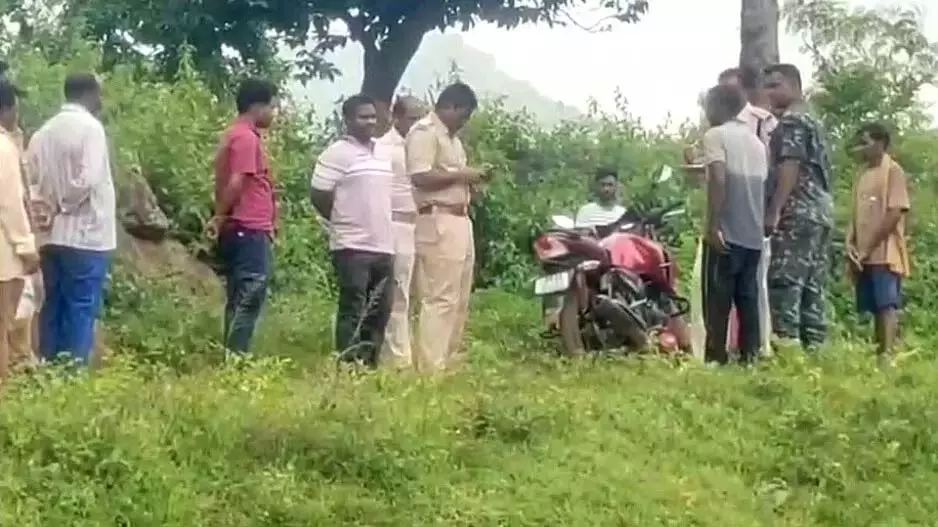 रायगढ़ में रेलवे ट्रैक पर लापता बुजुर्ग का शव मिला, हत्या की आशंका रायगढ़ में रेलवे ट्रैक पर लापता बुजुर्ग का शव मिला, हत्या की आशंका