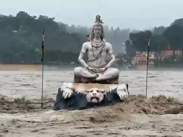 उत्तराखंड: बादल फटने से गंगा का जल स्तर बढ़ा, परमार्थ निकेतन आश्रम में शिव की मूर्ति को छुआ उत्तराखंड: बादल फटने से गंगा का जल स्तर बढ़ा, परमार्थ निकेतन आश्रम में शिव की मूर्ति को छुआ