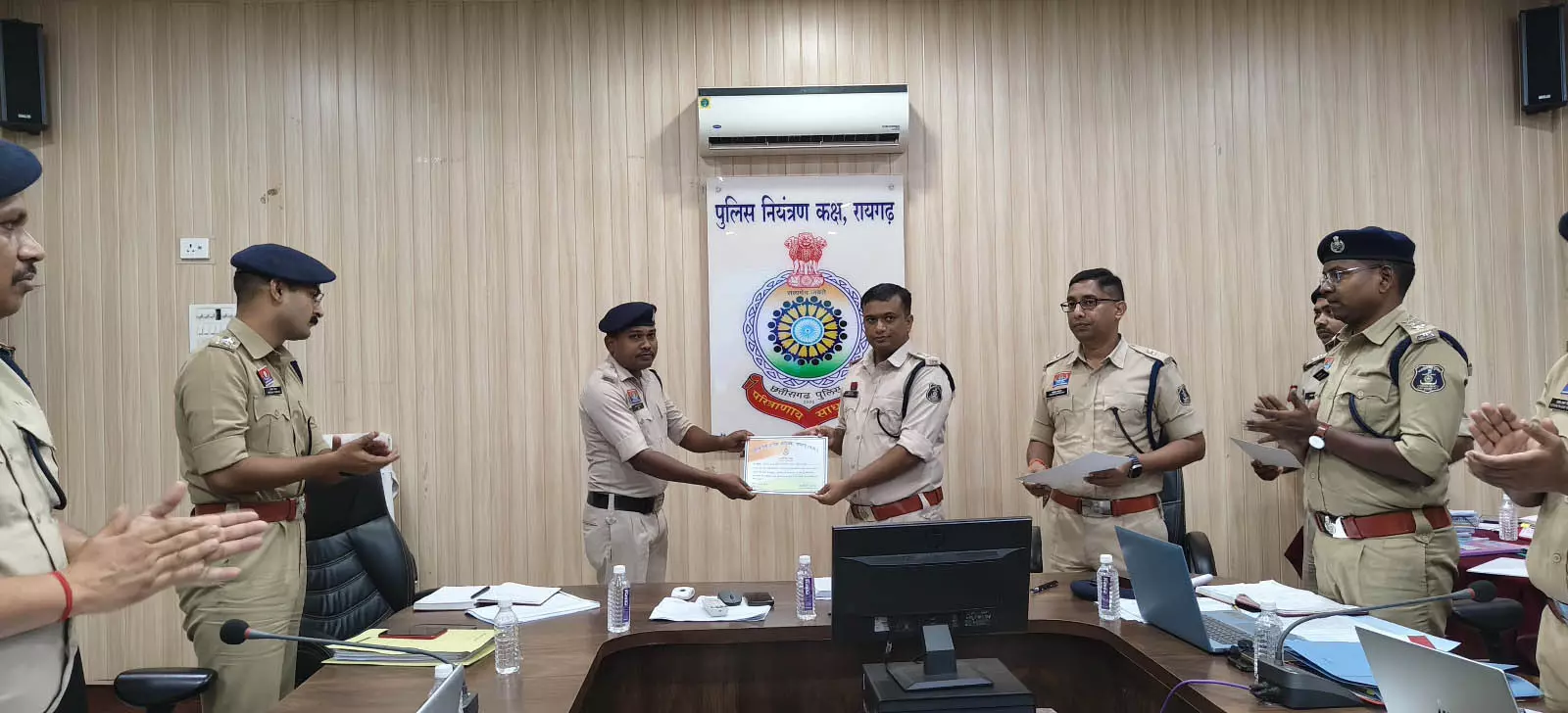 एसपी ने उत्कृष्ट कार्य के लिए इन आरक्षकों को किया सम्मानित एसपी ने उत्कृष्ट कार्य के लिए इन आरक्षकों को किया सम्मानित