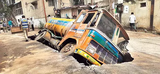 Hyderabad : एक टैंकर के गुजरते समय स्लैब ढह गया Hyderabad : एक टैंकर के गुजरते समय स्लैब ढह गया