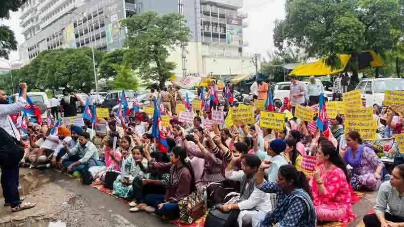Mohali शिक्षा बोर्ड कार्यालय पर शिक्षकों का विरोध प्रदर्शन Mohali शिक्षा बोर्ड कार्यालय पर शिक्षकों का विरोध प्रदर्शन