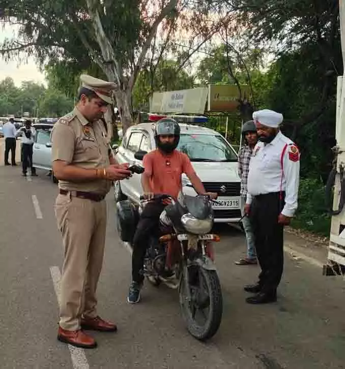 ट्रैफिक सिग्नल तोड़ने वालों पर कार्रवाई, Panchkula में सात महीनों में 420 चालान काटे गए ट्रैफिक सिग्नल तोड़ने वालों पर कार्रवाई, Panchkula में सात महीनों में 420 चालान काटे गए