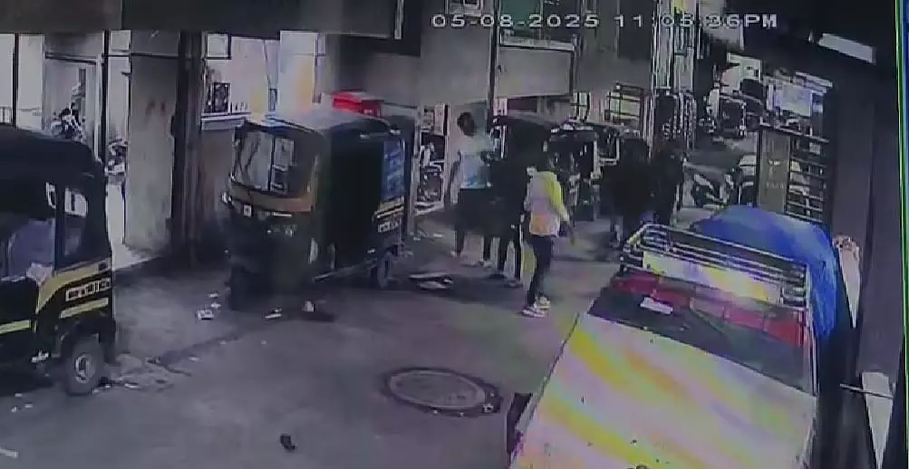 Kondhwa : वाहनों में तोड़फोड़ करता पूर्व पार्षद का दामाद CCTV में कैद Kondhwa : वाहनों में तोड़फोड़ करता पूर्व पार्षद का दामाद CCTV में कैद
