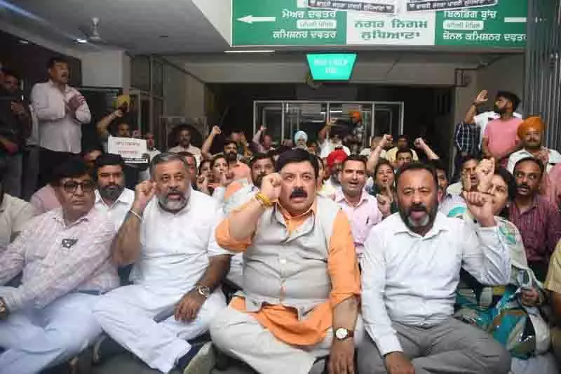 BJP पार्षदों का विरोध प्रदर्शन पांचवें दिन भी जारी, उप महापौर ने किया हस्तक्षेप, आज होगी बैठक BJP पार्षदों का विरोध प्रदर्शन पांचवें दिन भी जारी, उप महापौर ने किया हस्तक्षेप, आज होगी बैठक