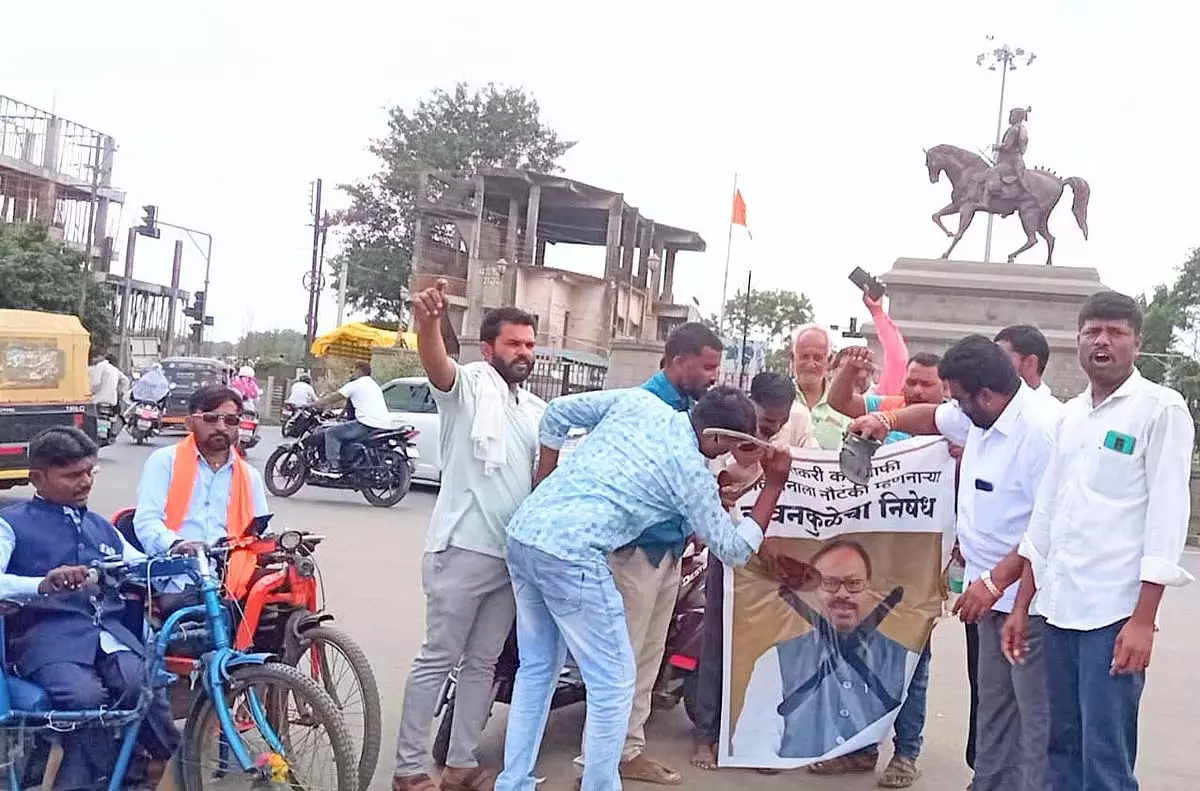 परभणी में प्रहार के विरोध प्रदर्शन के दौरान बावनकुले के पोस्टर पर कालिख परभणी में प्रहार के विरोध प्रदर्शन के दौरान बावनकुले के पोस्टर पर कालिख