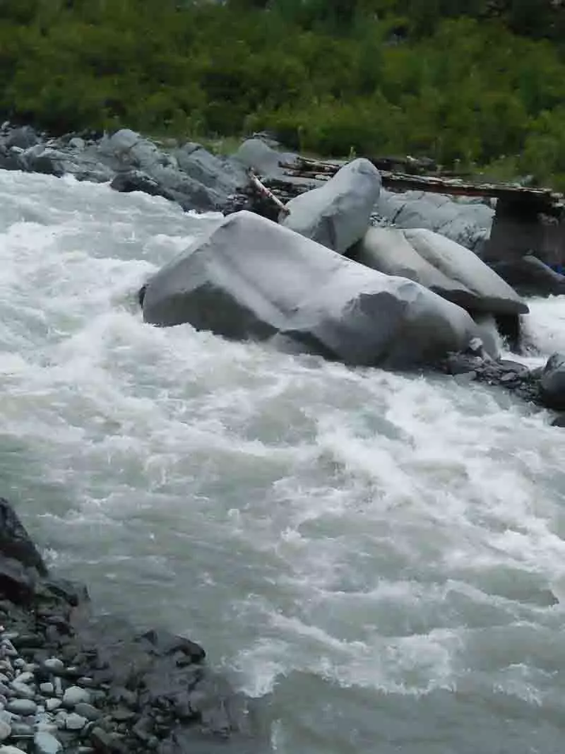 कलिहानी नदी का रुख बदलने से Bada Bhangal village का संपर्क कटा कलिहानी नदी का रुख बदलने से Bada Bhangal village का संपर्क कटा
