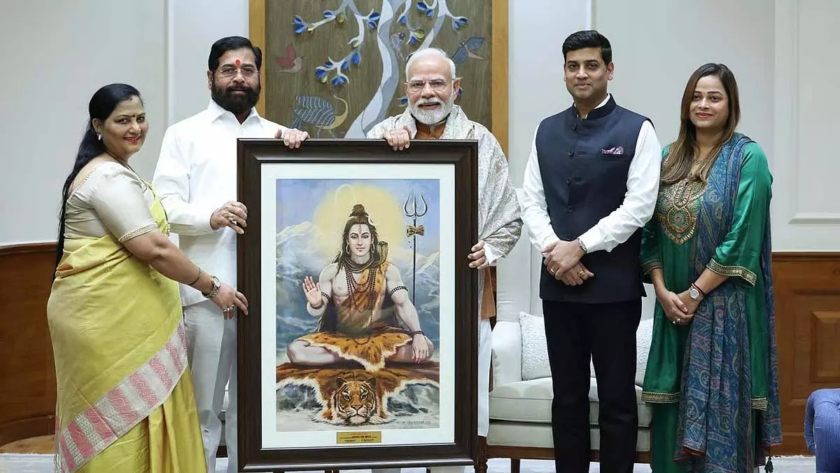 उपमुख्यमंत्री एकनाथ शिंदे ने पीएम मोदी से की वार्ता, परिवार भी मौजूद उपमुख्यमंत्री एकनाथ शिंदे ने पीएम मोदी से की वार्ता, परिवार भी मौजूद