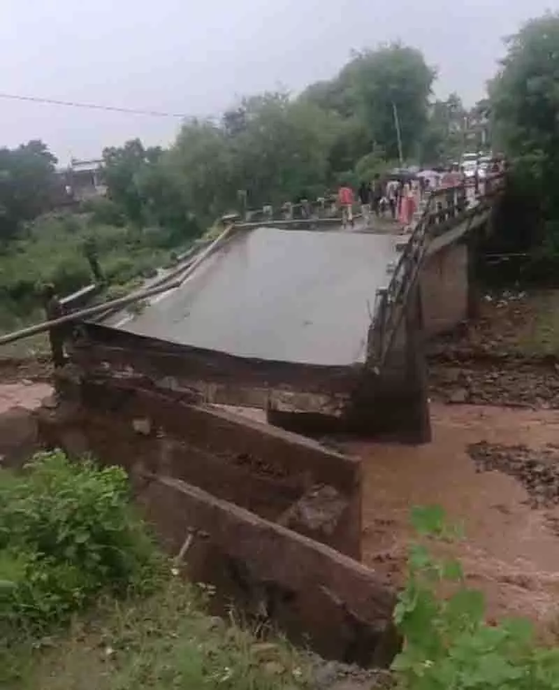 Himachal में भारी बारिश के बाद कई जगहों पर स्कूल, कॉलेज बंद, कई सड़कें बंद Himachal में भारी बारिश के बाद कई जगहों पर स्कूल, कॉलेज बंद, कई सड़कें बंद