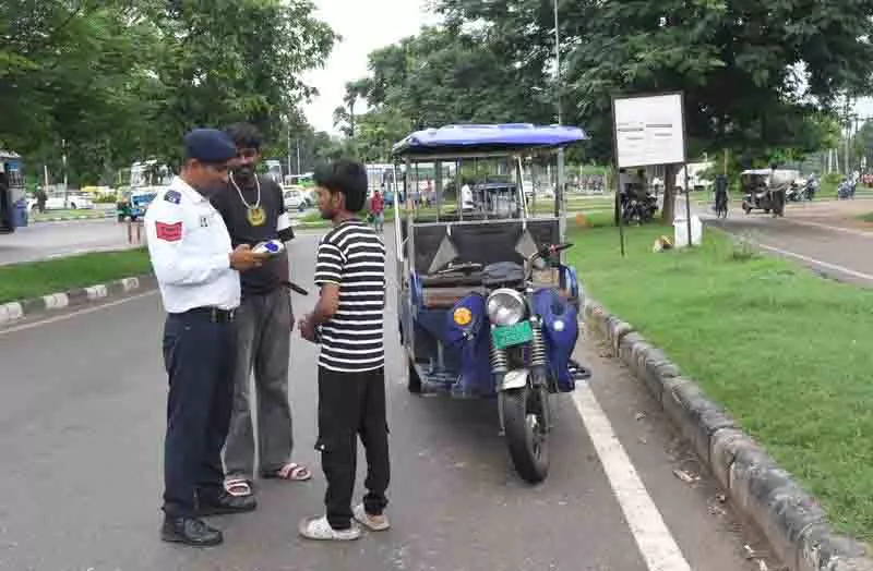 चंडीगढ़ DGP ने पुलिसकर्मियों से कहा, चालान की बजाय यातायात नियमन पर जोर दें चंडीगढ़ DGP ने पुलिसकर्मियों से कहा, चालान की बजाय यातायात नियमन पर जोर दें