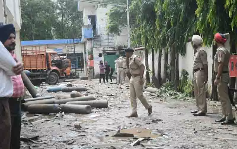 Mohali की फैक्ट्री में हुए भीषण विस्फोट में 2 की मौत, 3 घायल Mohali की फैक्ट्री में हुए भीषण विस्फोट में 2 की मौत, 3 घायल