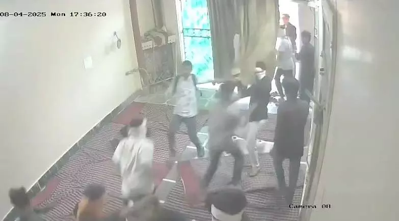 टीकमगढ़ में कोचिंग सेंटर पर हमला, आदर्श शिक्षक को लाठी-डंडों से मारा टीकमगढ़ में कोचिंग सेंटर पर हमला, आदर्श शिक्षक को लाठी-डंडों से मारा