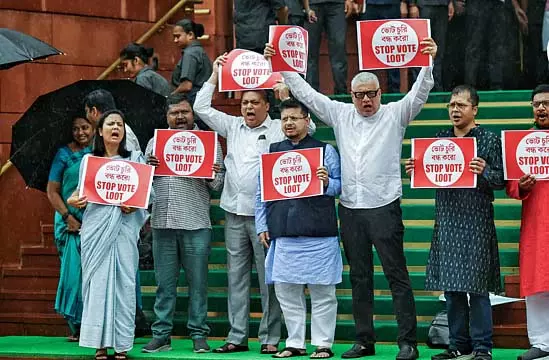 Trinamool ने अजीब अपील के लिए एसआईआर की कड़ी आलोचना की Trinamool ने अजीब अपील के लिए एसआईआर की कड़ी आलोचना की