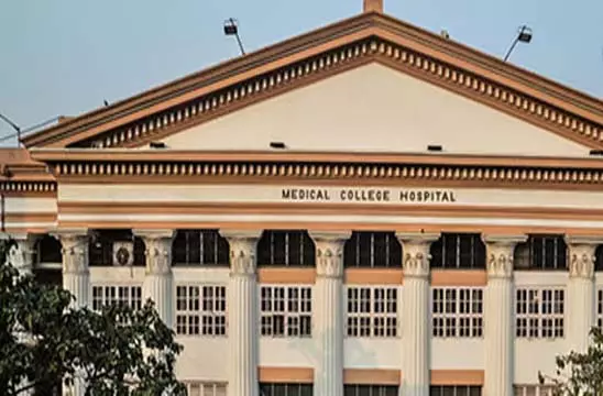 कोलकाता मेडिकल कॉलेज में लगी आग, घटनास्थल पर 2 गाड़ियां मौजूद कोलकाता मेडिकल कॉलेज में लगी आग, घटनास्थल पर 2 गाड़ियां मौजूद