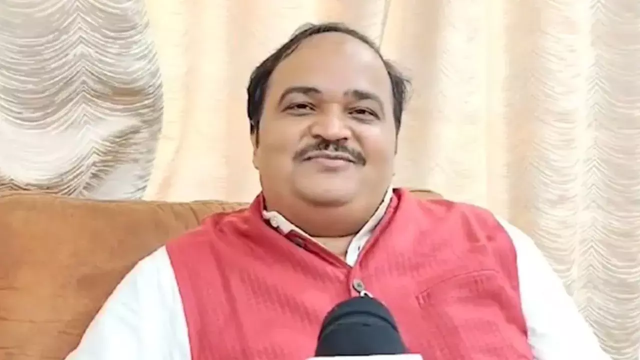 ट्रंप की टैरिफ नीति पर शिवसेना का सवाल: मोदी के कैसे दोस्त हैं? ट्रंप की टैरिफ नीति पर शिवसेना का सवाल: मोदी के कैसे दोस्त हैं?
