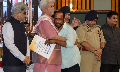 L-G Sinha ने आतंकवाद पीड़ितों के 158 परिजनों को नियुक्ति पत्र सौंपे