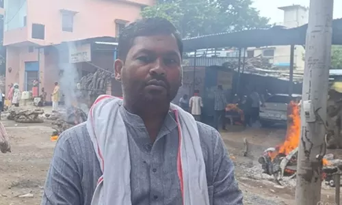 लाशों का सड़क में किया जा रहा अंतिम संस्कार, श्मशान घाट बाढ़ की चपेट में आया लाशों का सड़क में किया जा रहा अंतिम संस्कार, श्मशान घाट बाढ़ की चपेट में आया