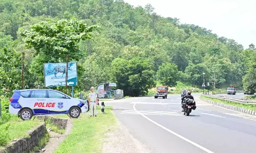 Adilabad पुलिस ने राजमार्ग पर सुरक्षा नियमों को दर्शाते हुए कटआउट लगाए