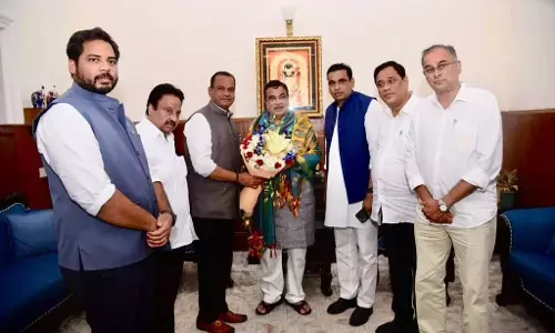 मंत्री कोमाटीरेड्डी ने राष्ट्रीय राजमार्गों की शीघ्र मंजूरी के लिए Gadkari से मुलाकात की मंत्री कोमाटीरेड्डी ने राष्ट्रीय राजमार्गों की शीघ्र मंजूरी के लिए Gadkari से मुलाकात की
