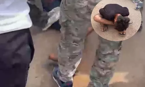 ड्राइवर के प्राइवेट पार्ट को लात मारते पुलिसकर्मियों का वीडियो वायरल, सड़क में लेटाकर पीटा ड्राइवर के प्राइवेट पार्ट को लात मारते पुलिसकर्मियों का वीडियो वायरल, सड़क में लेटाकर पीटा