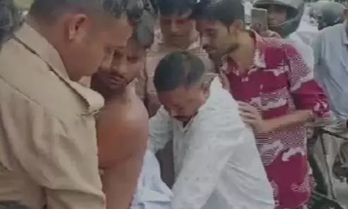 ATM कार्ड चुरा रहे ठग की पिटाई, लोगों ने पकड़ा ATM कार्ड चुरा रहे ठग की पिटाई, लोगों ने पकड़ा
