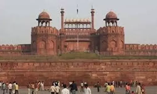 लाल किले की सुरक्षा ड्रिल: नकली बम का पता न चलने पर 7 पुलिसकर्मी निलंबित लाल किले की सुरक्षा ड्रिल: नकली बम का पता न चलने पर 7 पुलिसकर्मी निलंबित