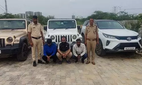Gurugram सड़क पर कार स्टंट करने पर 3 गिरफ्तार