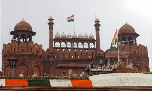 लाल किले की सुरक्षा ड्रिल में डमी बम न मिलने पर 7 दिल्ली पुलिसकर्मी निलंबित लाल किले की सुरक्षा ड्रिल में डमी बम न मिलने पर 7 दिल्ली पुलिसकर्मी निलंबित
