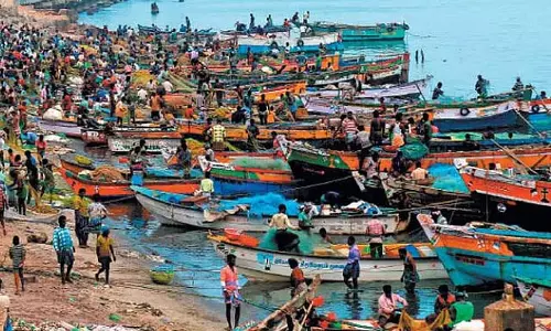 Tamil Nadu : 10 पम्बन मछुआरे गिरफ्तार Tamil Nadu : 10 पम्बन मछुआरे गिरफ्तार