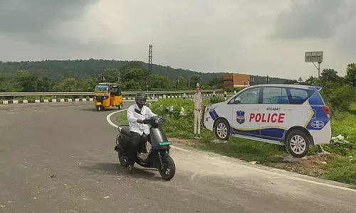 Telangana में पुलिस के कार्डबोर्ड कटआउट से दुर्घटनाओं पर लगाम लगी