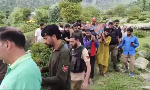 कुलगाम में टेंट पर पेड़ गिरने से दो लोगों की मौत, कई घायल कुलगाम में टेंट पर पेड़ गिरने से दो लोगों की मौत, कई घायल